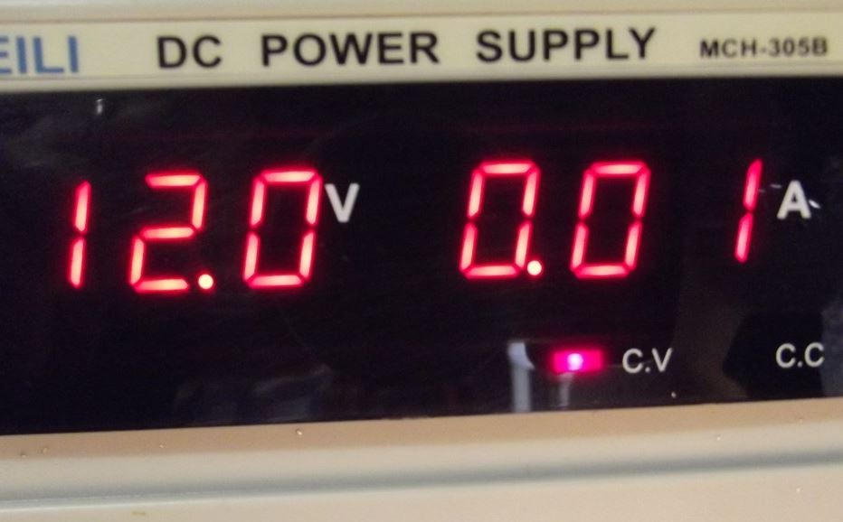 Почему полевой транзистор пропускает ток