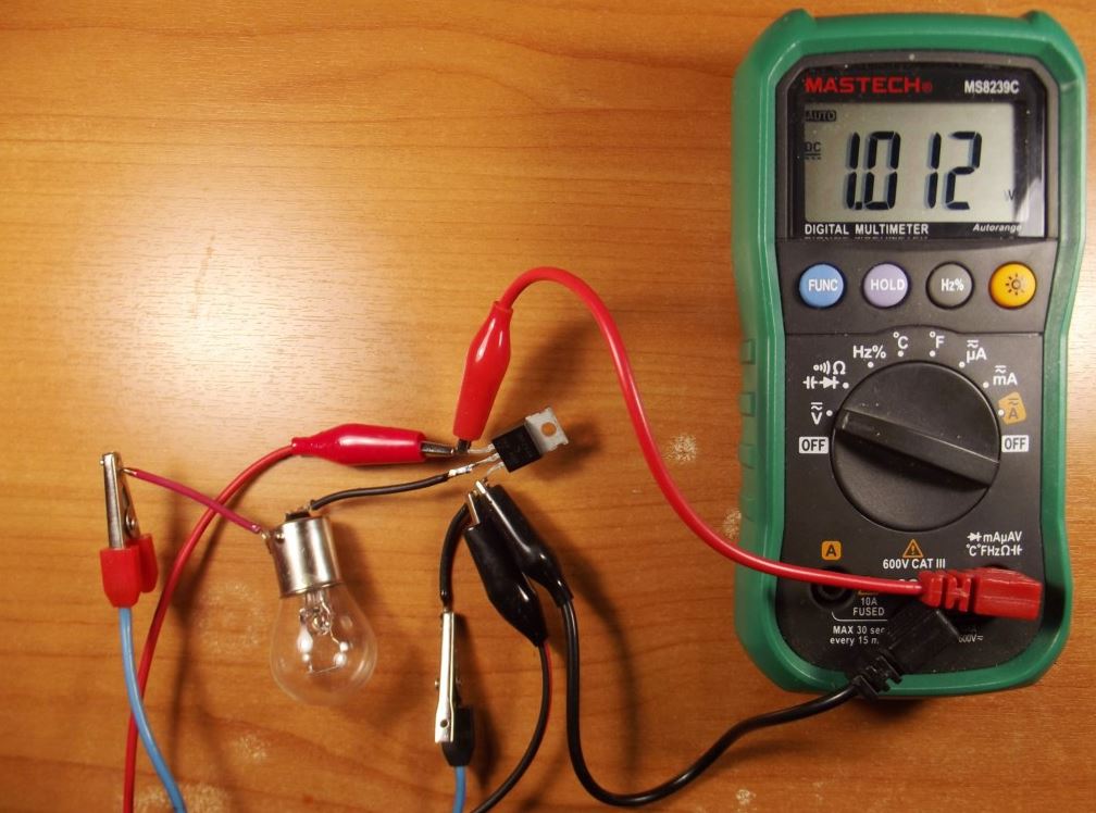 Почему полевой транзистор пропускает ток