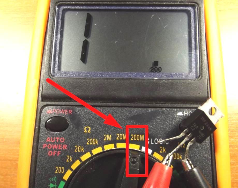 Почему полевой транзистор пропускает ток